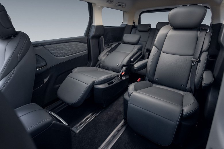 Похож на Mercedes-Benz Sprinter, но родом из Елабуги: в России стартовали продажи минивэнов Sollers SP7