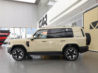 Похожий на Land Cruiser и Land Rover внедорожник Chery iCar V27 появился у дилеров в Китае. В 2026 году он должен официально приехать в Россию