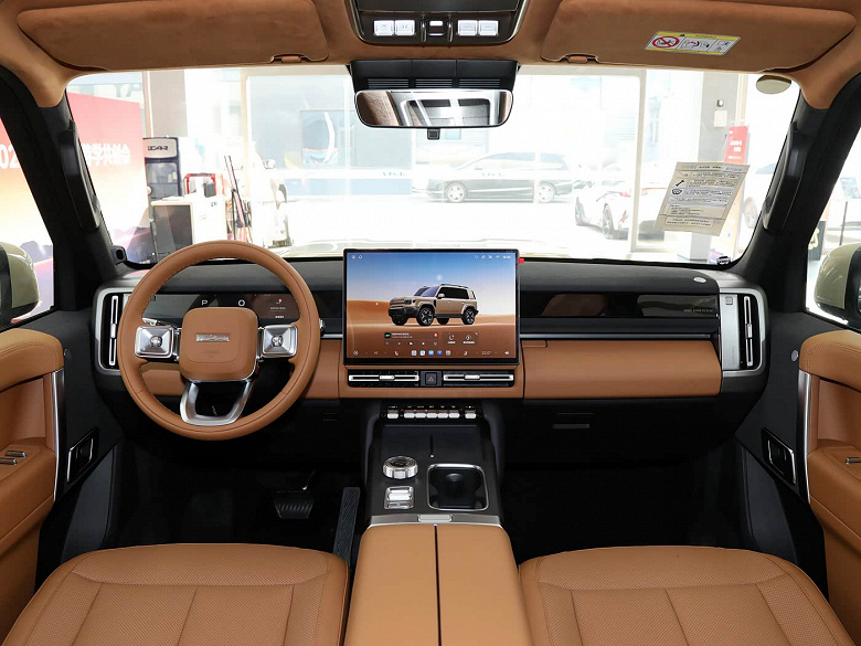 Похожий на Land Cruiser и Land Rover внедорожник Chery iCar V27 появился у дилеров в Китае. В 2026 году он должен официально приехать в Россию