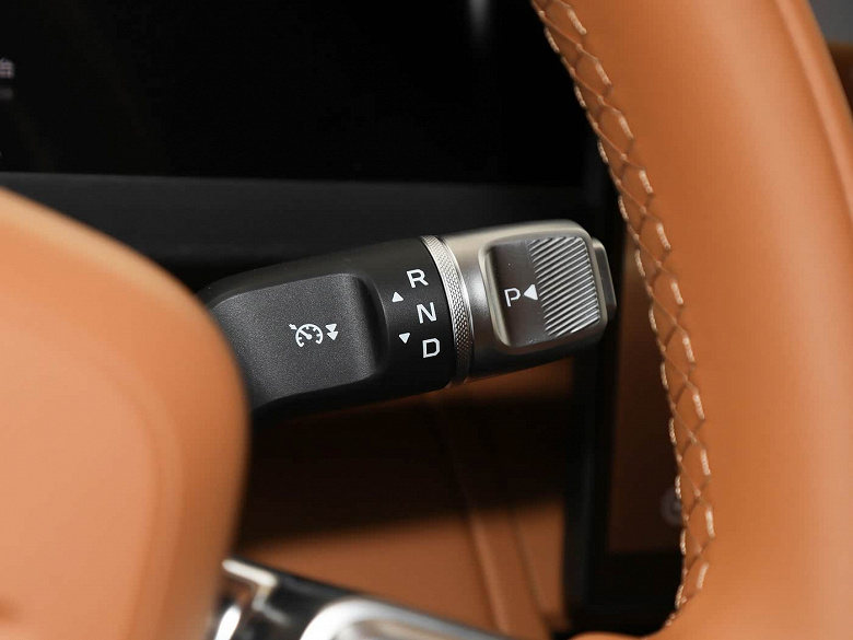 Похожий на Land Cruiser и Land Rover внедорожник Chery iCar V27 появился у дилеров в Китае. В 2026 году он должен официально приехать в Россию