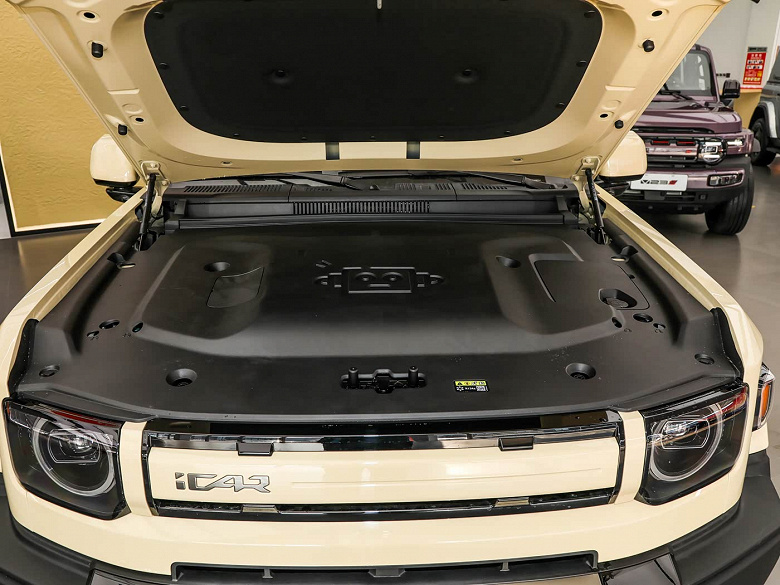 Похожий на Land Cruiser и Land Rover внедорожник Chery iCar V27 появился у дилеров в Китае. В 2026 году он должен официально приехать в Россию